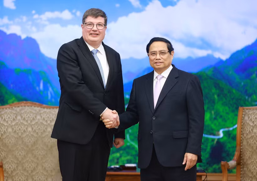 Le Premier ministre Pham Minh Chinh (droite) et le ministre finlandais Arto Olavi Satonen. Photo: VNA