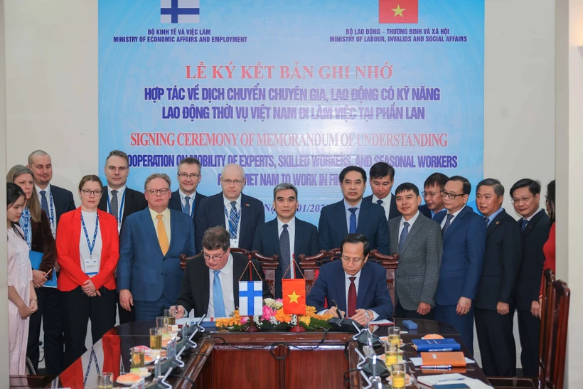 Signature d'un protocole d'accord entre le ministère du Travail, des Invalides et des Affaires sociales du Vietnam et le ministère des Affaires économiques et de l'Emploi de Finlande. Photo: VNA