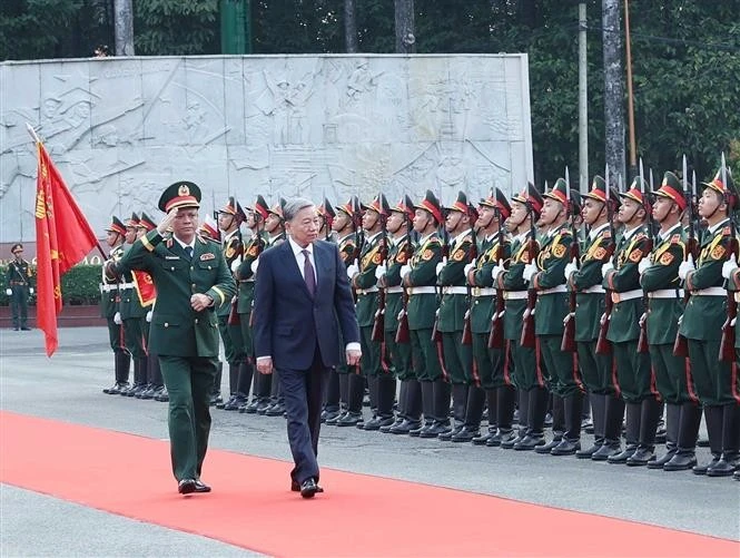 Le secrétaire général du Parti, To Lam, également secrétaire de la Commission militaire centrale, rend visite à la Région militaire 7. Photo: VNA