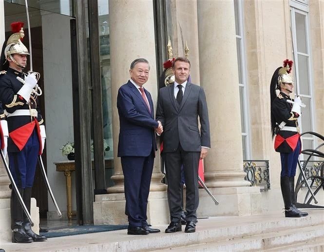 Le secrétaire général et président du Vietnam, To Lam, et le président français Emmanuel Macron, le matin du 7 octobre 2024 (heure locale), à Paris. Photo : VNA