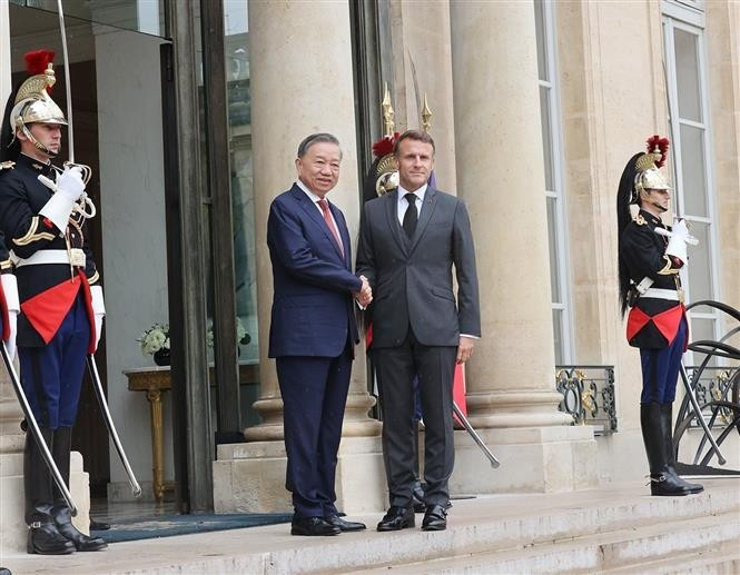 Le secrétaire général et président du Vietnam, To Lam, et le président français Emmanuel Macron, le matin du 7 octobre 2024 (heure locale), à Paris. Photo : VNA