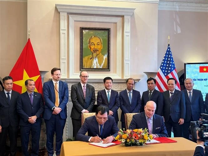 Le ministre de l'Industrie et du Commerce Nguyen Hong Dien et l'ambassadeur Nguyen Quoc Dung à la cérémonie de signature de documents de coopération entre des entreprises vietnamiennes et américaines. Photo : VNA