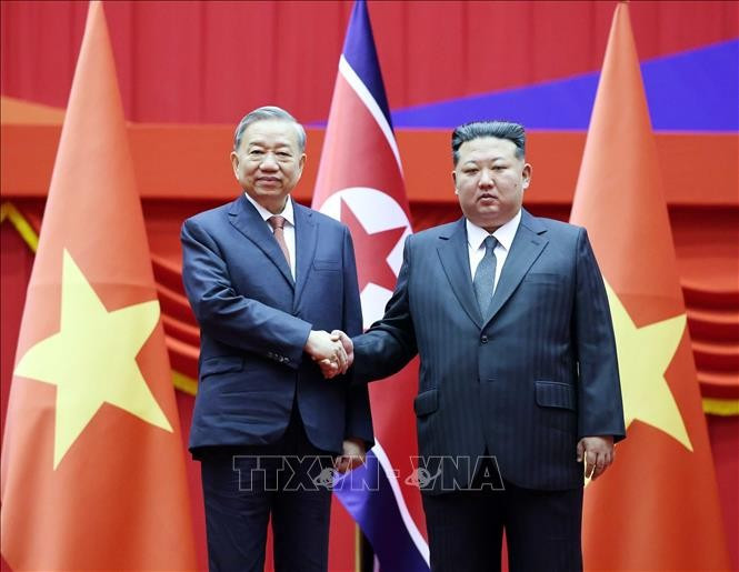 Le secrétaire général du Parti communiste du Vietnam (PCV), To Lam (à gauche), et le secrétaire général du Parti du travail de Corée et président de la Commission des affaires d’État de la République populaire démocratique de Corée (RPDC), Kim Jong Un. Photo: VNA