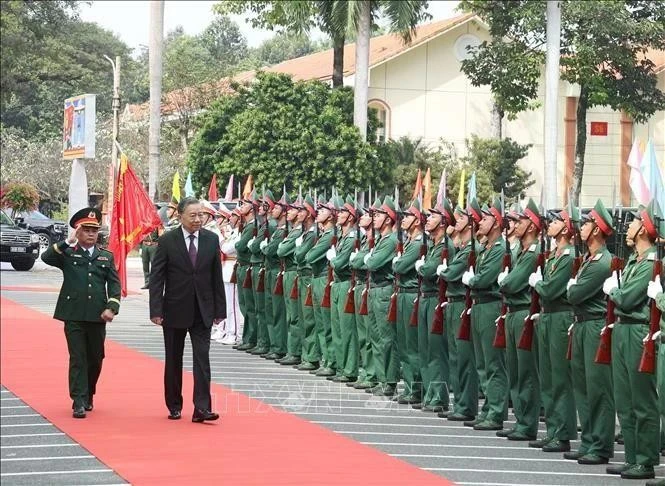 Le secrétaire général du Parti, To Lam, également secrétaire de la Commission militaire centrale, rend visite au commandement militaire de Binh Duong. Photo: VNA