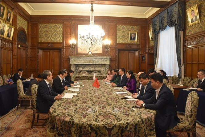 La délégation du Vietnam travaille avec des représentants de la Chambre des représentants du Japon. Photo: VNA