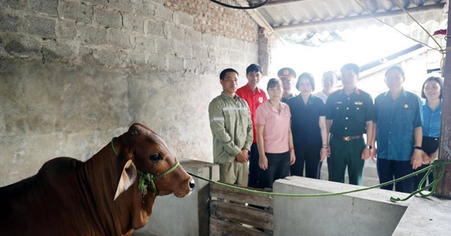 Les autorités de Hung Yen aident les habitants des zones défavorisées à accéder à des politiques de réduction durable de la pauvreté. Photo: https://suckhoedoisong.vn/