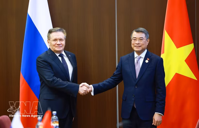 Le Premier ministre Le Minh Hung et le directeur général de Rosatom, Alexey Likhachev. Photo: VNA