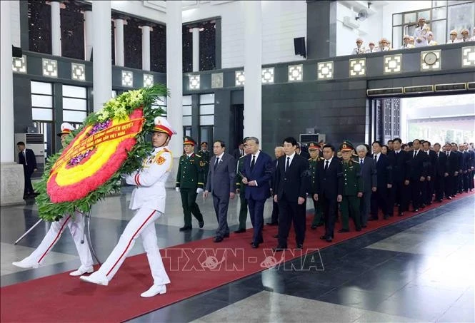 Une délégation du Comité central du Parti, conduite par le secrétaire général, To Lam, rend hommage au général Nguyen Quyet. Photo: VNA