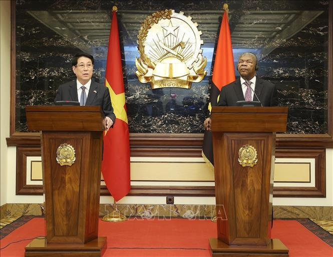 Le président vietnamien, Luong Cuong, et son homologue angolais, João Manuel Gonçalves Lourenço, lors de l'événement. Photo: VNA
