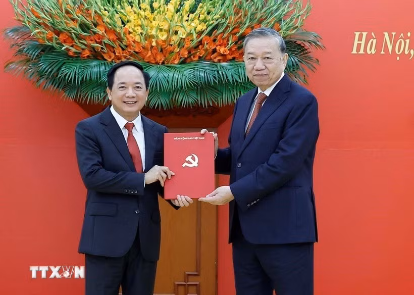 Le secrétaire général du Parti communiste du Vietnam (PCV), To Lam (droite), remet la décision à Trinh Van Quyet. Photo: VNA