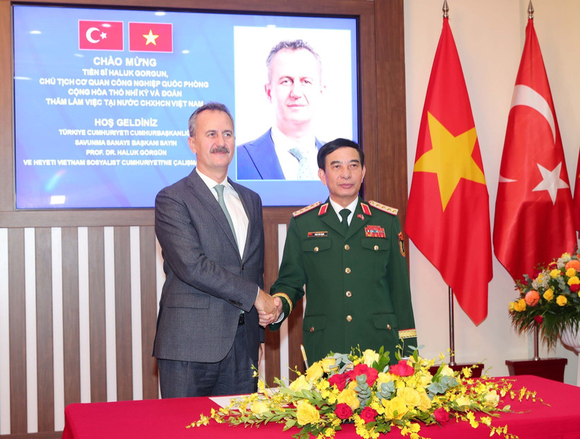 Le ministre de la Défense, Phan Van Giang (à droite), et Haluk Gorgun, président de la Presidency of Defence Industries. Photo: VNA