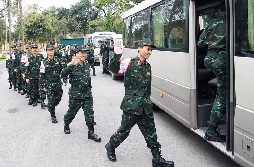 Les militaires participant à la mission humanitaire au Myanmar montent dans le bus pour se diriger vers l'aéroport de Noi Bai. Photo : qdnd.vn