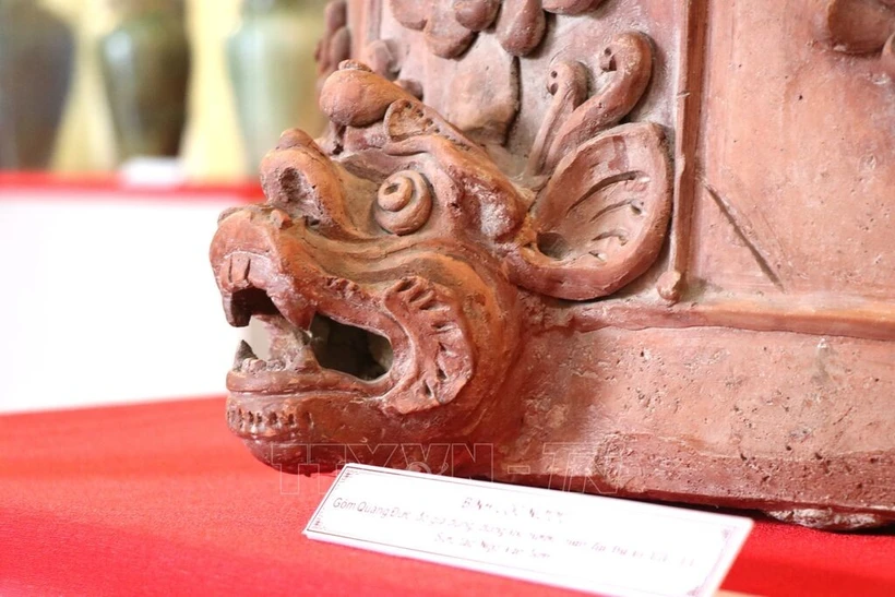 Motifs sur une céramique ancienne de Quang Duc. Photo : VNA