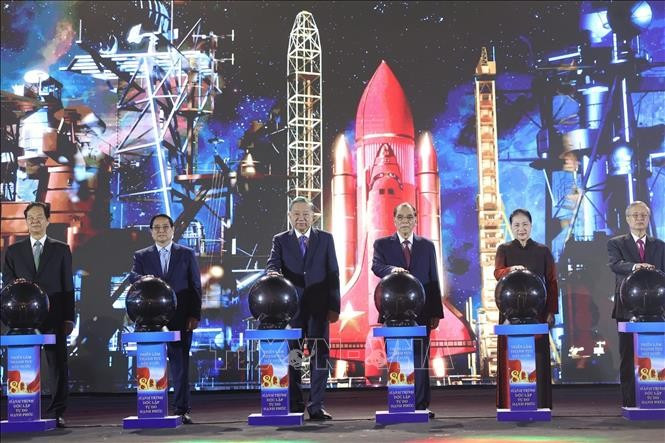 Le secrétaire général du Parti, Tô Lâm, le Premier ministre Pham Minh Chinh et d'autres dirigeants du Parti et de l'État, ainsi que d'anciens dirigeants, lors de la cérémonie d'ouverture. Photo : Thong Nhat/VNA