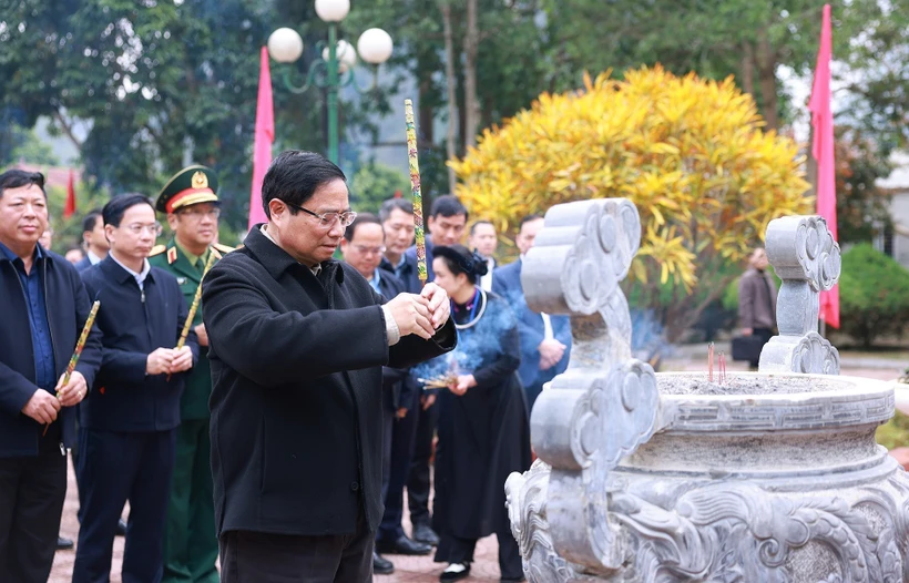 Le Premier ministre Pham Minh Chinh se rend sur le site commémoratif du Président Ho Chi Minh, lieu de mémoire de la victoire de la campagne des frontières de 1950, situé dans la commune de Duc Long, district de Thach An. Photo: VNA