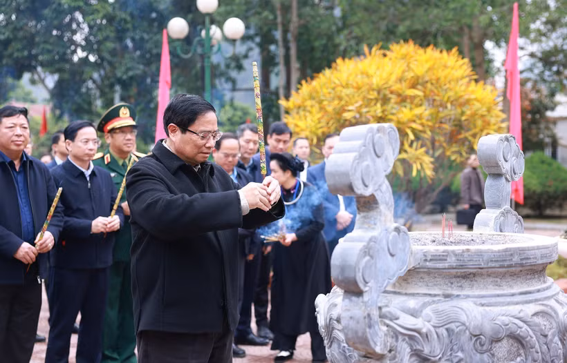 Le Premier ministre Pham Minh Chinh se rend sur le site commémoratif du Président Ho Chi Minh, lieu de mémoire de la victoire de la campagne des frontières de 1950, situé dans la commune de Duc Long, district de Thach An. Photo: VNA