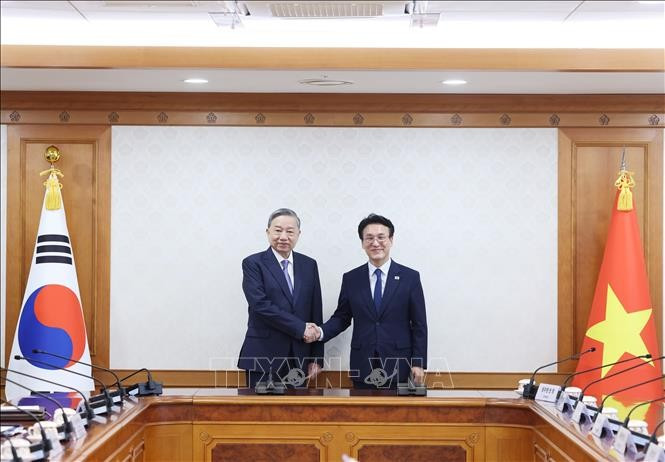 Le secrétaire général Tô Lâm (gauche) rencontre le Premier ministre sud-coréen Kim Min Seok. Photo: VNA