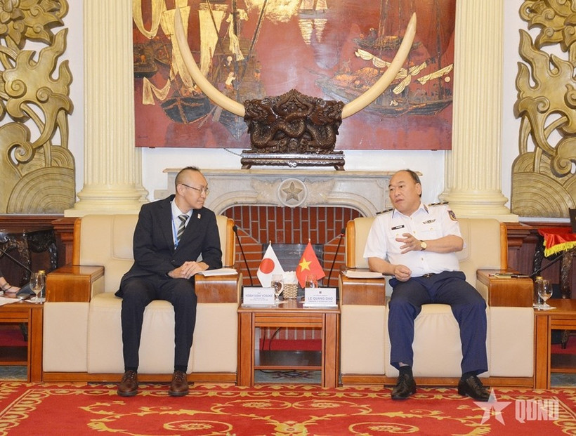 Le général de division Le Quang Dao, commandant de la Garde-côtière vietnamienne, et Kobayashi Yosuke, représentant en chef du bureau de la JICA au Vietnam. Photo: qdnd.vn