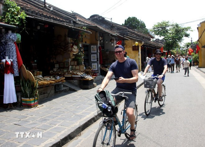 Visiteurs étrangers à Hoi An. Photo: VNA