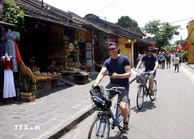 Visiteurs étrangers à Hoi An. Photo: VNA