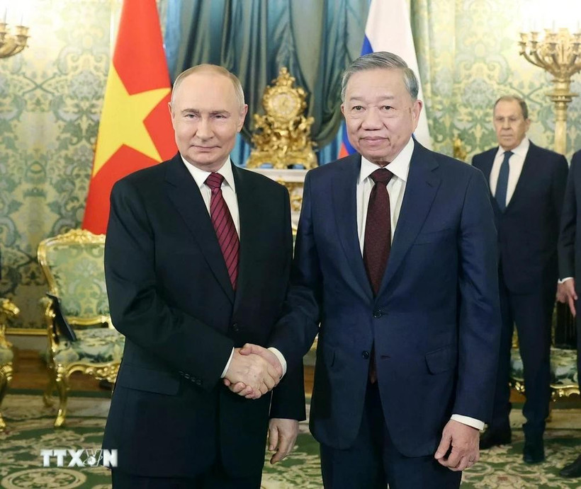 Le secrétaire général du Comité central du Parti communiste du Vietnam, Tô Lâm (droite), et le président russe, Vladimir Poutine. Photo: VNA