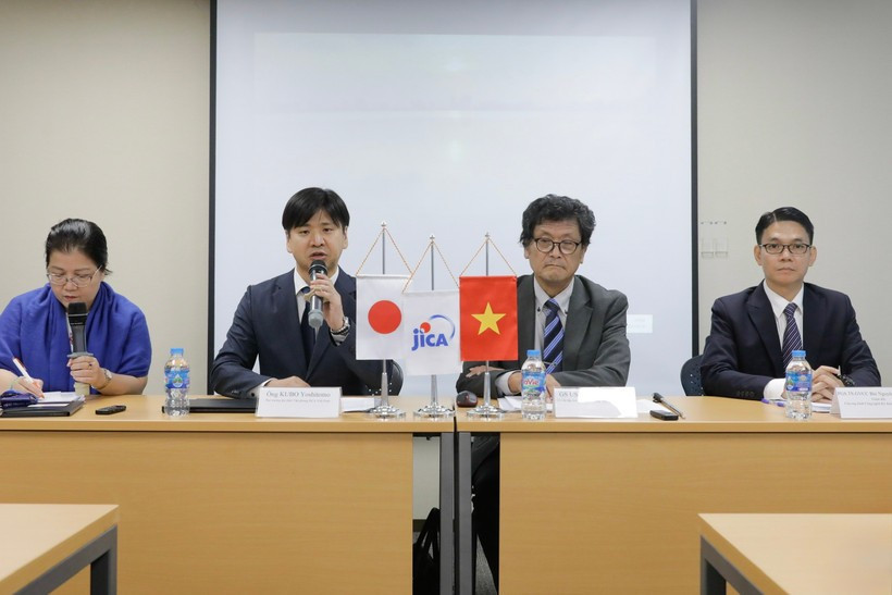Conférence de presse présentant la technologie des semi-conducteurs japonais et la coopération entre le Vietnam et le Japon dans ce domaine. Photo : JICA