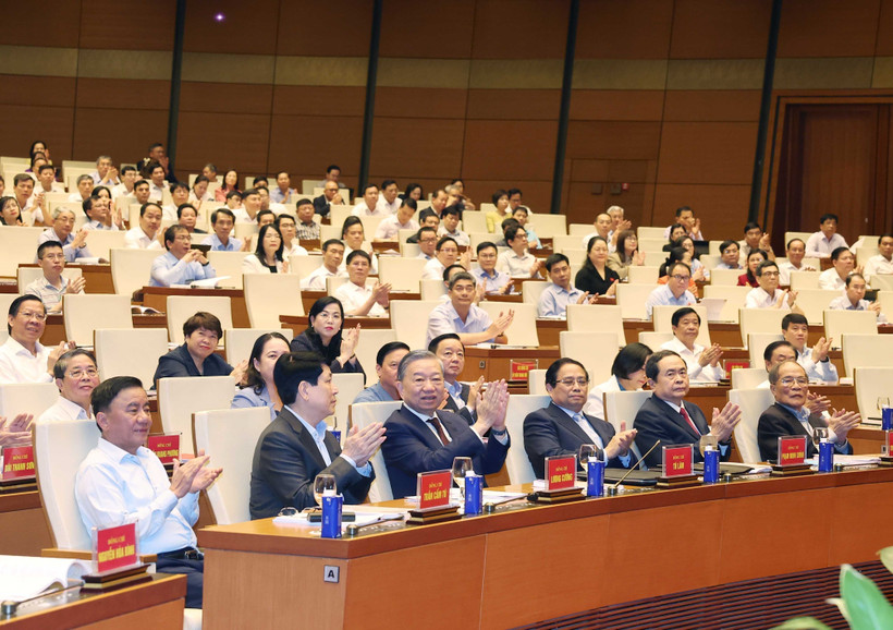 Des dirigeants et anciens dirigeants du Parti et de l’État à la conférence. Photo : VNA