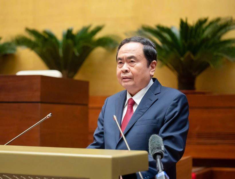 Le président de l’Assemblée nationale (AN), Tran Thanh Man, présente son rapport thématique lors de la conférence. Photo: VNA