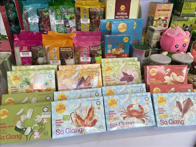 Les produits à base de riz de Sa Giang, originaires de la province de Dong Thap, s’emploient à obtenir la certification OCOP 5 étoiles et sont plébiscités sur les marchés américain et européen.