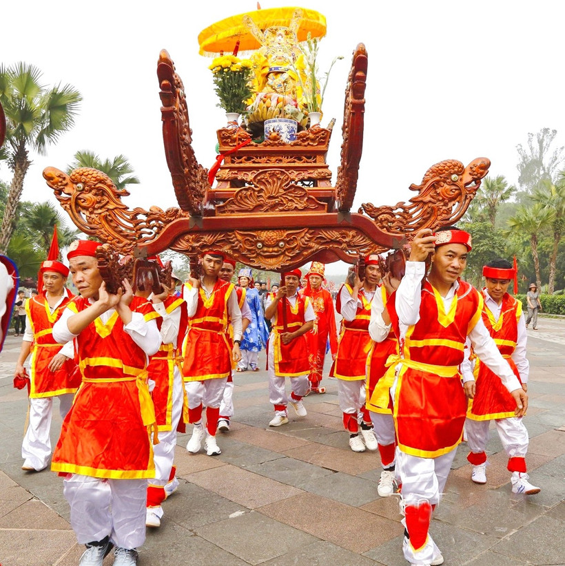 Procession de palanquins vers les temples des rois Hùng, organisée par les localités avoisinantes du site historique. Photo: baodantoc.vn