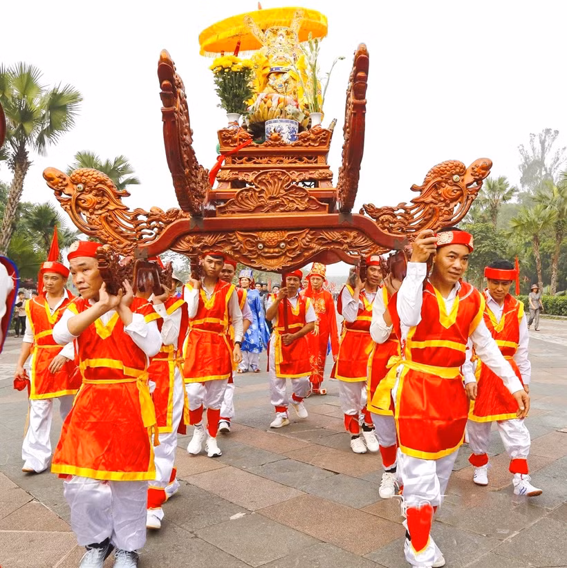 Procession de palanquins vers les temples des rois Hùng, organisée par les localités avoisinantes du site historique. Photo: baodantoc.vn