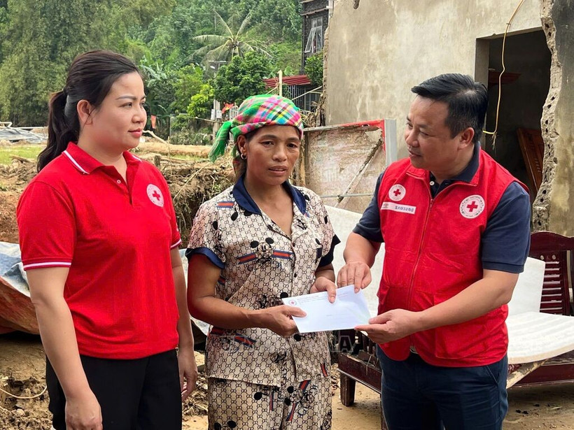 Le Comité central de la Croix-Rouge vietnamienne fournit une aide d'urgence aux personnes touchées par le typhon Matmo à Lao Cai. Photo: VNA