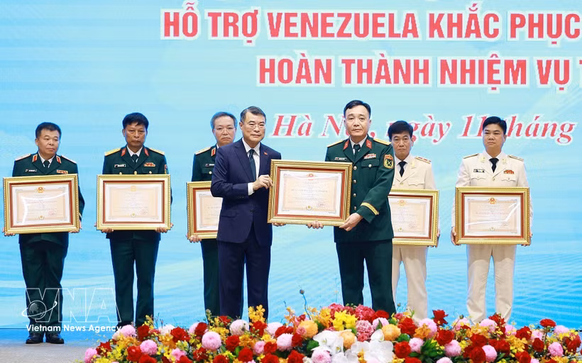 Le Premier ministre Le Minh Hung remet les Ordres de la Défense de la Patrie de deuxième et de troisième classes à des collectifs distingués pour leurs contributions remarquables aux opérations d'assistance au Venezuela après le double séisme. Photo : VNA