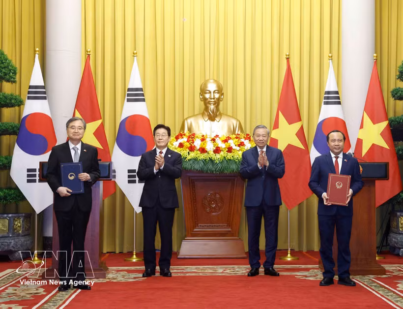 Le secrétaire général du PCV et président vietnamien, To Lam, et le président sud-coréen, Lee Jae Myung, à l'échange du mémorandum d’entente sur la coopération entre le ministère vietnamien de la Culture, des Sports et du Tourisme et son homologue sud-coréen pour la période 2026-2030. Photo : VNA