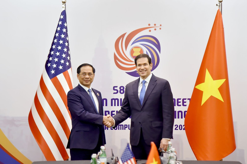 Le vice-Premier ministre et ministre des Affaires étrangères, Bui Thanh Son (gauche), et le secrétaire d’État américain, Marco Rubio. 