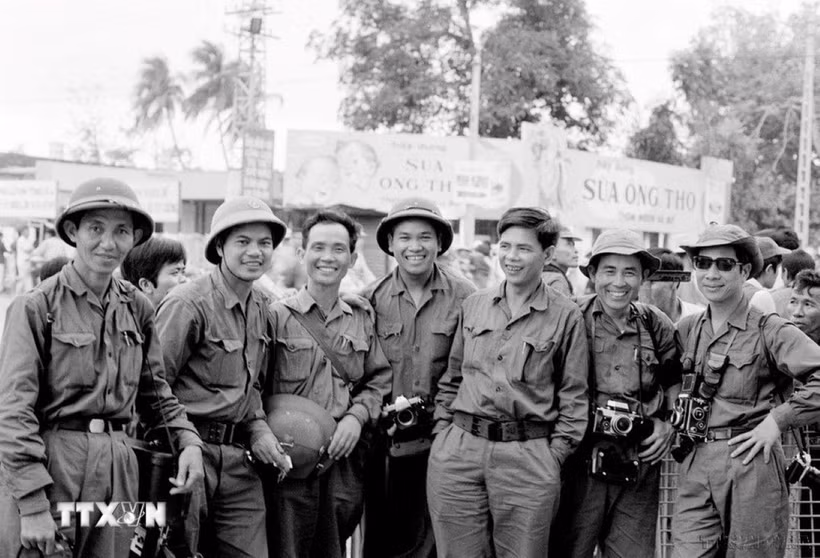 Les correspondants de l’Agence de presse de libération et de la Việt Nam Thông tấn xã chargés de couvrir la Campagne Ho Chi Minh en avril 1975. Photo: VNA