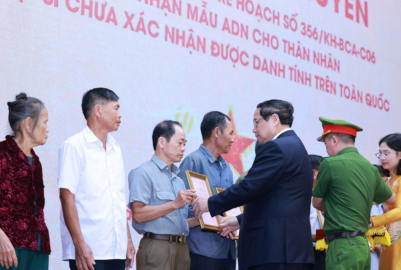 Le Premier ministre Pham Minh Chinh remet les avis de résultat d’expertise ADN des restes de martyrs aux représentants de leurs familles. Photo : VNA