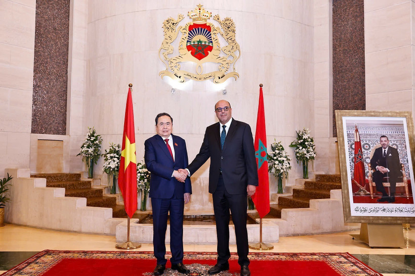 Le président de l’Assemblée nationale du Vietnam, Trân Thanh Mân (gauche), et le président de la Chambre des conseillers du Maroc, Mohamed Ould Errachid. Photo: VNA