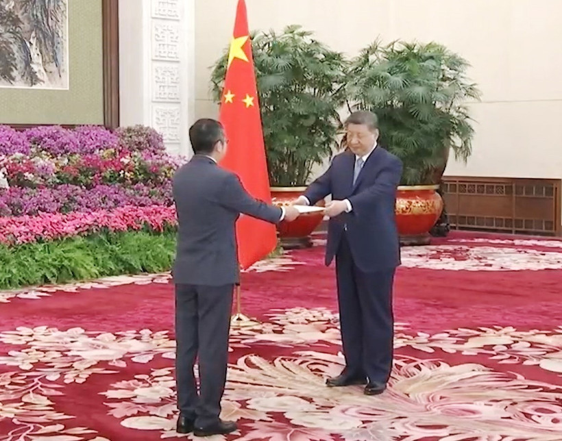 L’ambassadeur du Vietnam en Chine, Pham Thanh Binh, présente ses lettres de créance au président chinois, Xi Jinping. Photo: VNA