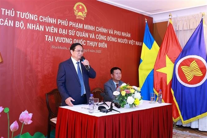 Le Premier ministre Pham Minh Chinh prend la parole lors de la rencontre. Photo: VNA