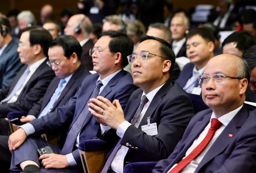 Des responsables du ministère de l'Industrie et du Commerce ont participé à des activités visant à déployer la coopération franco-vietnamienne dans le secteur de l'énergie. Photo : VNA