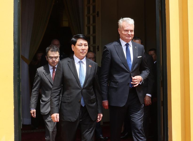 Le président Luong Cuong et son homologue lituanien, Gitanas Nausėda. Photo: VNA
