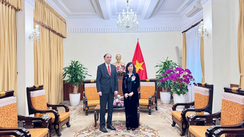La vice-ministre Le Thi Thu Hang et l'ambassadeur d'Arménie au Vietnam, Suren Baghdasaryan. Photo: ministère des Affaires étrangères
