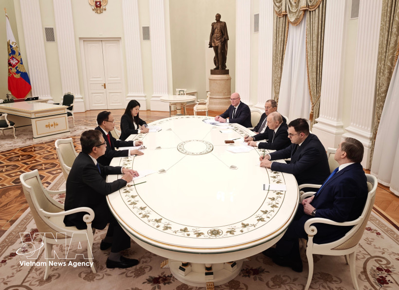 Panorama de l'entrevue entre Le Hoai Trung et Vladimir Poutine. Photo: VNA