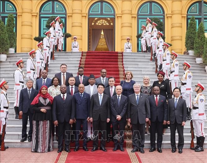 Le président Luong Cuong et des ambassadeurs. Photo: VNA