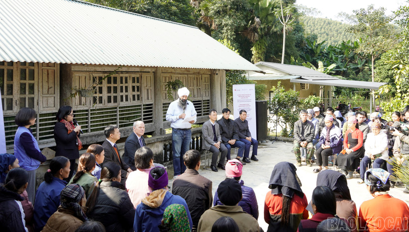 Le secrétaire d’État canadien chargé du Développement international, Randeep Sarai, discute avec les bénéficiaires du projet de la restauration de la production agricole après les catastrophes naturelles. Photo : baolaocai.vn