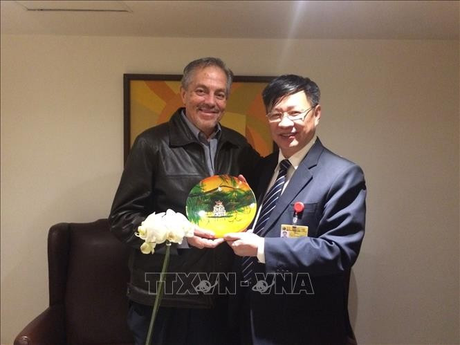 Nguyen Tuan Phong, ancien vice-président de la Commission des Relations extérieures du Comité central du Parti communiste du Vietnam, offre un cadeau à Juan Meriguet Martínez, membre du Comité central du « Mouvement de la Révolution citoyenne », lors de la visite d’une délégation du Parti communiste du Vietnam en Équateur en 2016. Photo : VNA