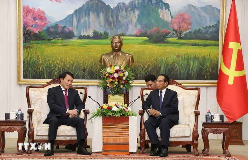 Le ministre Luong Tam Quang (gauche) et Bounthong Chitmani, membre du Bureau politique, permanent du Secrétariat et vice-président du Laos. Photo: VNA