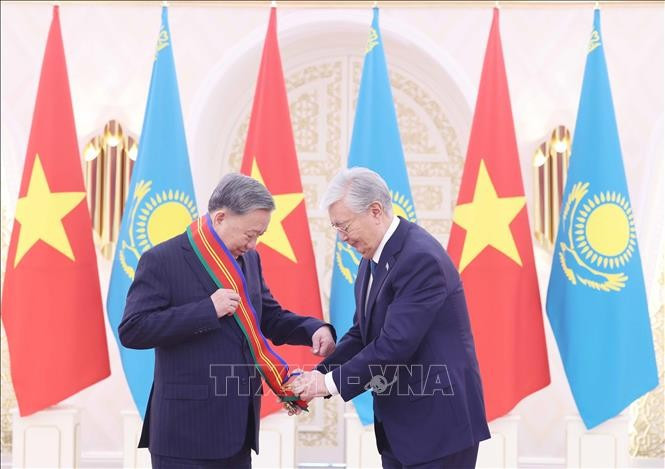 Le président kazakh, Kassym-Jomart Tokaïev, remet au dirigeant vietnamien l’Ordre de l’Amitié «Dostyk» de première classe. Photo: VNA