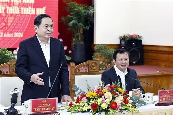 Le président de l'Assemblée nationale, Tran Thanh Man (debout), lors de la séance de travail. Photo: VNA